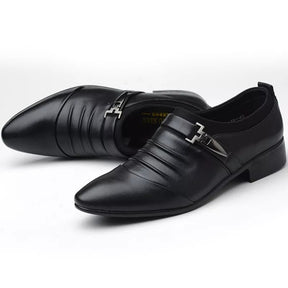 Sapato Social Masculino em Couro com Fivela Robert Martin,  sapato social, couro masculino, fivela Robert Martin, elegância, conforto, detalhes exclusivos, versatilidade, estilo, suporte excepcional, design diário, sofisticação, qualidade, combinação perfeita, moda masculina, calçado refinado, dia a dia, sapato de luxo, calçado elegante, couro legítimo.