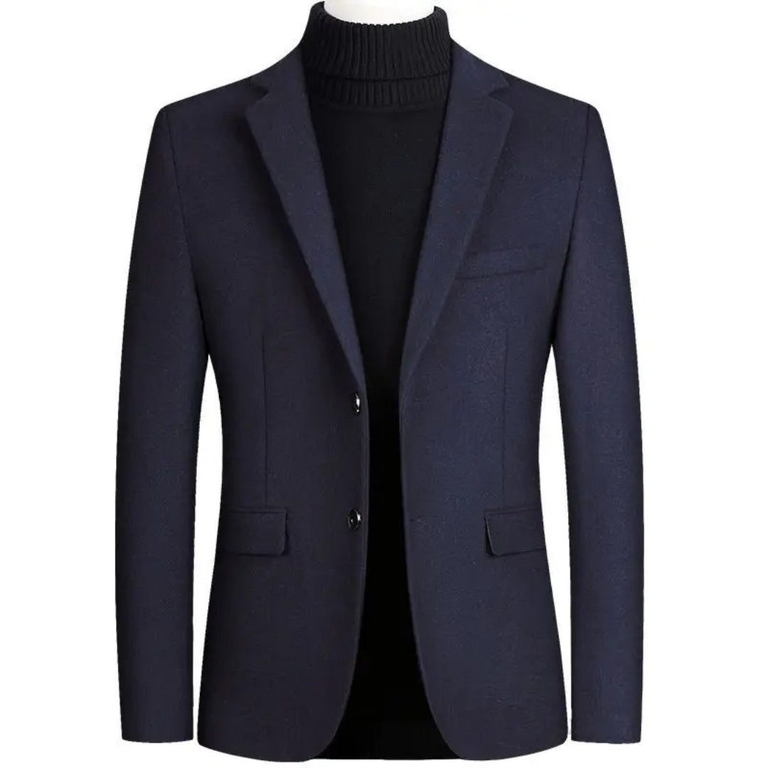 Blazer de lã masculino,Elegância em ocasiões especiais,Estilo sofisticado,Lã de alta qualidade,Conforto excepcional,Detalhes artesanais,Corte preciso,Suavidade luxuosa,Eventos especiais,Sensação de abraço,Estética impecável,Roupa masculina de luxo,Confiança e elegância,Peça única,Moda masculina refinada,Blazer premium,Design exclusivo,Durabilidade e qualidade,Toque suave,Dedicação ao artesanato.