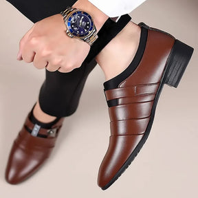 Sapato Social Masculino em Couro com Fivela Enrique Wright,Sapato Social Masculino, Couro Enrique Wright, Calçado Premium, Elegância e Conforto, Couro de Qualidade, Fivela Distintiva, Acabamento Artesanal, Design Ergonômico, Palmilha Acolchoada, Suporte Duradouro, Pés Frescos e Estilosos, Versatilidade, Eventos Formais, Encontros Casuais, Visual Impecável, Classe Masculina, Moda Masculina, Estilo Premium, Sapato de Luxo, Enriqueça Seu Guarda-Roupa.