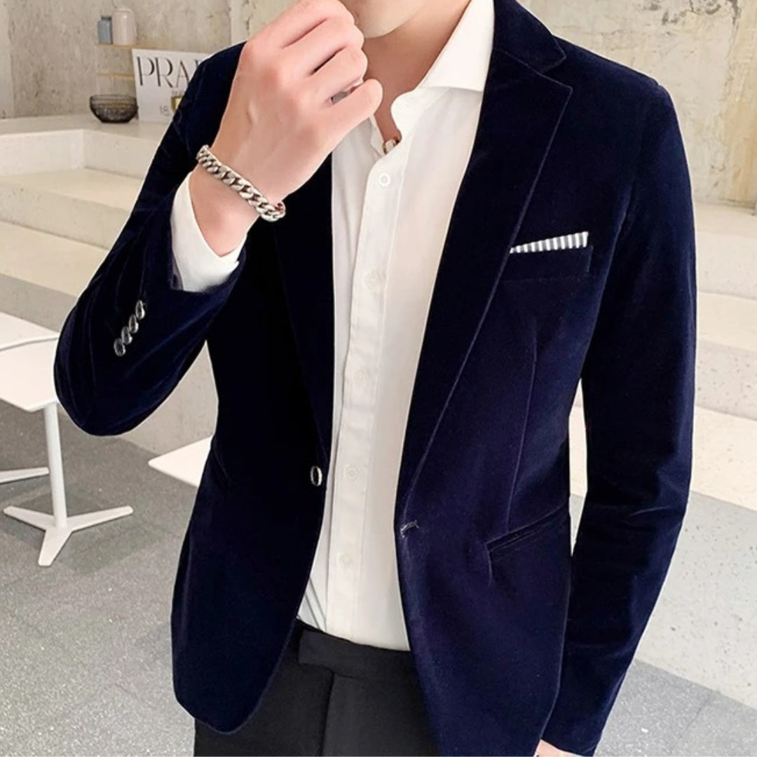 Blazer de Veludo Masculino Robert Pharr, Blazer de Veludo, Blazer Masculino Premium, Moda Elegante, Veludo de Alta Qualidade, Estilo Contemporâneo, Roupas Formais Masculinas, Elegância em Veludo, Corte Personalizado, Blazer de Luxo, Moda Masculina Exclusiva, Elegância Atemporal, Blazers Sofisticados, Look Formal Masculino, Vestuário de Luxo, Edição Limitada, Detalhes de Moda, Toque Moderno em Veludo, Moda Duradoura, Estilo com Tradição, Blazers para Ocasiões Especiais