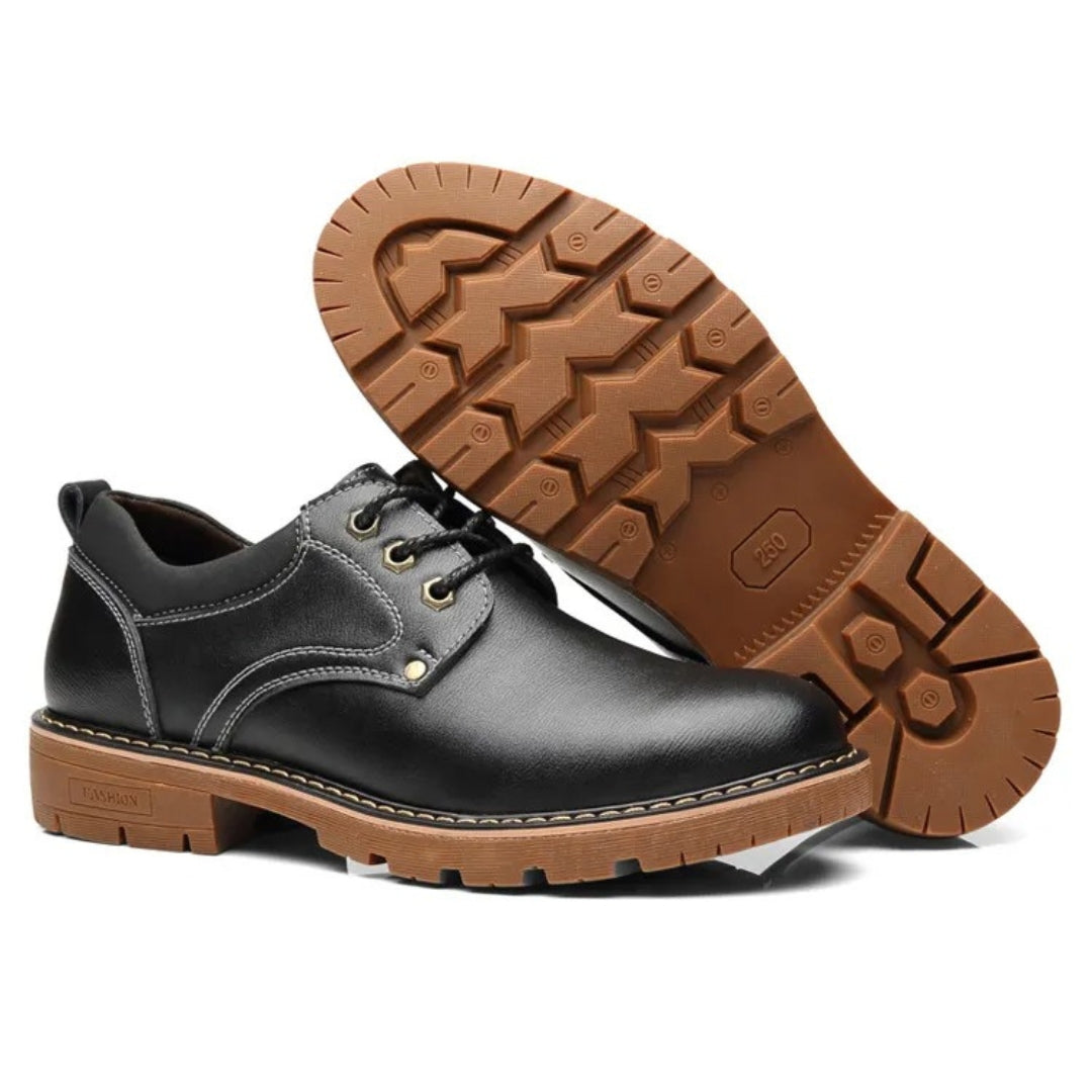 Bota Masculina em Couro Richard Sicard, bota masculina couro, conforto elegância, calçado masculino urbano, moda masculina, estilo duradouro, versatilidade elegante, detalhes refinados, calçado premium, design anatômico, tendência moda masculina, sofisticação urbana, bota social masculina, couro legítimo, calçado resistente, moda contemporânea, bota casual masculina, elegância urbana, calçado versátil, estilo atemporal, durabilidade fashion.