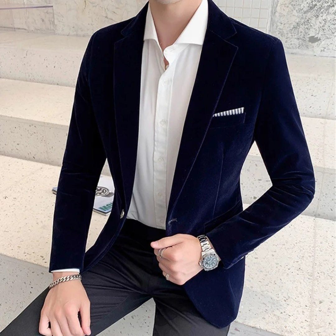 Blazer de Veludo Masculino Robert Pharr, Blazer de Veludo, Blazer Masculino Premium, Moda Elegante, Veludo de Alta Qualidade, Estilo Contemporâneo, Roupas Formais Masculinas, Elegância em Veludo, Corte Personalizado, Blazer de Luxo, Moda Masculina Exclusiva, Elegância Atemporal, Blazers Sofisticados, Look Formal Masculino, Vestuário de Luxo, Edição Limitada, Detalhes de Moda, Toque Moderno em Veludo, Moda Duradoura, Estilo com Tradição, Blazers para Ocasiões Especiais