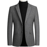 Blazer de lã masculino,Elegância em ocasiões especiais,Estilo sofisticado,Lã de alta qualidade,Conforto excepcional,Detalhes artesanais,Corte preciso,Suavidade luxuosa,Eventos especiais,Sensação de abraço,Estética impecável,Roupa masculina de luxo,Confiança e elegância,Peça única,Moda masculina refinada,Blazer premium,Design exclusivo,Durabilidade e qualidade,Toque suave,Dedicação ao artesanato.