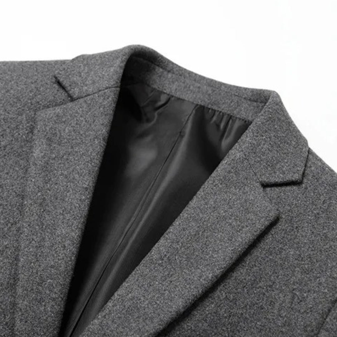 Blazer de lã masculino,Elegância em ocasiões especiais,Estilo sofisticado,Lã de alta qualidade,Conforto excepcional,Detalhes artesanais,Corte preciso,Suavidade luxuosa,Eventos especiais,Sensação de abraço,Estética impecável,Roupa masculina de luxo,Confiança e elegância,Peça única,Moda masculina refinada,Blazer premium,Design exclusivo,Durabilidade e qualidade,Toque suave,Dedicação ao artesanato.