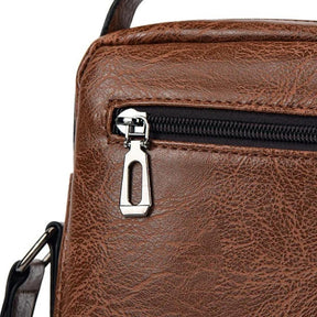 Bolsa de Ombro Masculina em Couro Joseph Green, Bolsa masculina em couro, Bolsa de ombro Joseph Green, Couro genuíno, Estilo masculino elegante, Bolsa versátil, Acessório de couro, Bolsa de couro verde, Elegância masculina, Compartimentos internos, Bolsa prática, Alças ajustáveis, Couro de alta qualidade, Moda masculina, Bolsa sofisticada, Bolsa para homem, Estilo versátil, Couro texturizado, Bolsa de alta durabilidade, Bolsa de moda masculina, Bolsa para todas as ocasiões