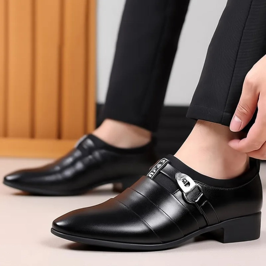 Sapato Social Masculino em Couro com Fivela Enrique Wright,Sapato Social Masculino, Couro Enrique Wright, Calçado Premium, Elegância e Conforto, Couro de Qualidade, Fivela Distintiva, Acabamento Artesanal, Design Ergonômico, Palmilha Acolchoada, Suporte Duradouro, Pés Frescos e Estilosos, Versatilidade, Eventos Formais, Encontros Casuais, Visual Impecável, Classe Masculina, Moda Masculina, Estilo Premium, Sapato de Luxo, Enriqueça Seu Guarda-Roupa.