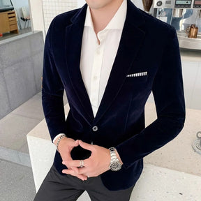 Blazer de Veludo Masculino Robert Pharr, Blazer de Veludo, Blazer Masculino Premium, Moda Elegante, Veludo de Alta Qualidade, Estilo Contemporâneo, Roupas Formais Masculinas, Elegância em Veludo, Corte Personalizado, Blazer de Luxo, Moda Masculina Exclusiva, Elegância Atemporal, Blazers Sofisticados, Look Formal Masculino, Vestuário de Luxo, Edição Limitada, Detalhes de Moda, Toque Moderno em Veludo, Moda Duradoura, Estilo com Tradição, Blazers para Ocasiões Especiais