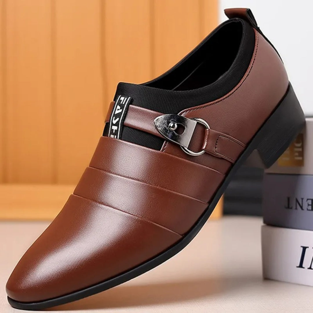 Sapato Social Masculino em Couro com Fivela Enrique Wright,Sapato Social Masculino, Couro Enrique Wright, Calçado Premium, Elegância e Conforto, Couro de Qualidade, Fivela Distintiva, Acabamento Artesanal, Design Ergonômico, Palmilha Acolchoada, Suporte Duradouro, Pés Frescos e Estilosos, Versatilidade, Eventos Formais, Encontros Casuais, Visual Impecável, Classe Masculina, Moda Masculina, Estilo Premium, Sapato de Luxo, Enriqueça Seu Guarda-Roupa.