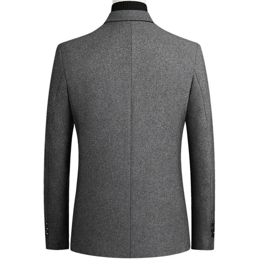 Blazer de lã masculino,Elegância em ocasiões especiais,Estilo sofisticado,Lã de alta qualidade,Conforto excepcional,Detalhes artesanais,Corte preciso,Suavidade luxuosa,Eventos especiais,Sensação de abraço,Estética impecável,Roupa masculina de luxo,Confiança e elegância,Peça única,Moda masculina refinada,Blazer premium,Design exclusivo,Durabilidade e qualidade,Toque suave,Dedicação ao artesanato.