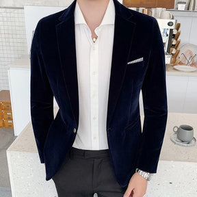 Blazer de Veludo Masculino Robert Pharr, Blazer de Veludo, Blazer Masculino Premium, Moda Elegante, Veludo de Alta Qualidade, Estilo Contemporâneo, Roupas Formais Masculinas, Elegância em Veludo, Corte Personalizado, Blazer de Luxo, Moda Masculina Exclusiva, Elegância Atemporal, Blazers Sofisticados, Look Formal Masculino, Vestuário de Luxo, Edição Limitada, Detalhes de Moda, Toque Moderno em Veludo, Moda Duradoura, Estilo com Tradição, Blazers para Ocasiões Especiais